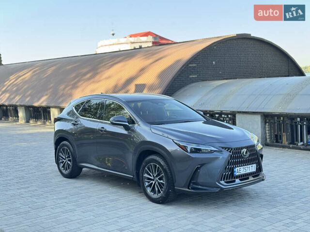 Сірий Лексус НХ, об'ємом двигуна 2 л та пробігом 39 тис. км за 42500 $, фото 1 на Automoto.ua
