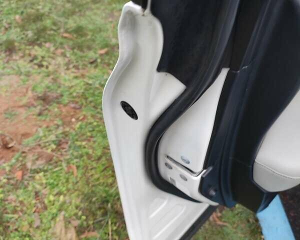 Белый Лексус РХ, объемом двигателя 3.5 л и пробегом 180 тыс. км за 21500 $, фото 1 на Automoto.ua