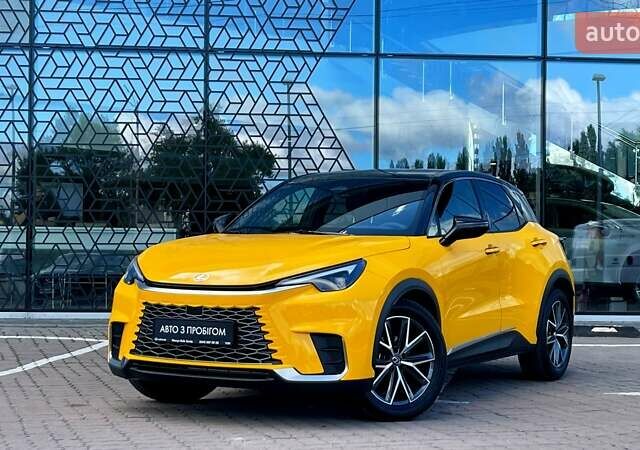 Жовтий Лексус LBX, об'ємом двигуна 1.49 л та пробігом 3 тис. км за 39874 $, фото 1 на Automoto.ua