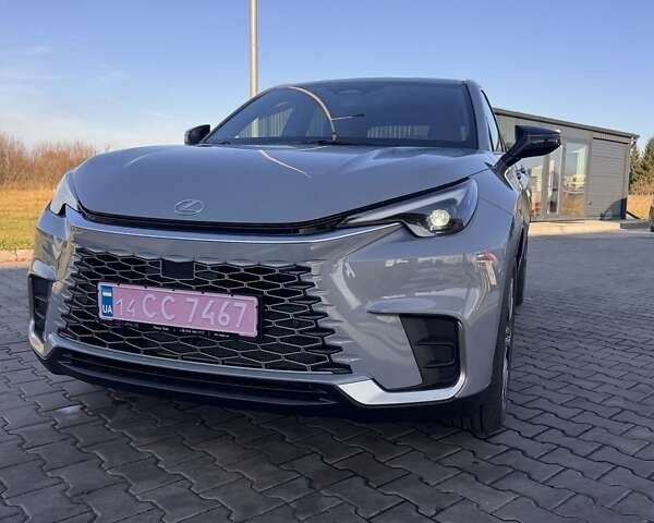 Серый Лексус LBX, объемом двигателя 1.49 л и пробегом 1 тыс. км за 38500 $, фото 1 на Automoto.ua