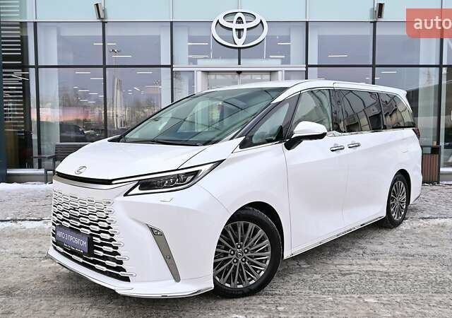 Білий Лексус LM, об'ємом двигуна 2.49 л та пробігом 10 тис. км за 99792 $, фото 1 на Automoto.ua