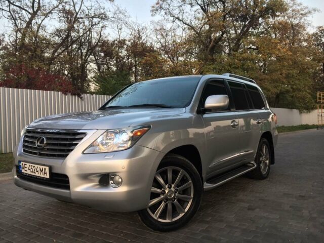 Серый Лексус LX 570, объемом двигателя 5.7 л и пробегом 141 тыс. км за 41500 $, фото 1 на Automoto.ua