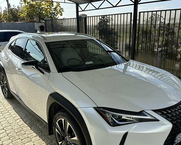 Белый Лексус UX, объемом двигателя 2 л и пробегом 104 тыс. км за 29500 $, фото 1 на Automoto.ua