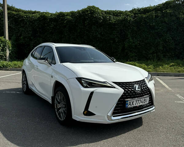 Білий Лексус UX, об'ємом двигуна 1.99 л та пробігом 28 тис. км за 17500 $, фото 1 на Automoto.ua