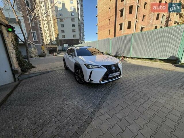 Белый Лексус UX, объемом двигателя 1.99 л и пробегом 33 тыс. км за 24000 $, фото 1 на Automoto.ua