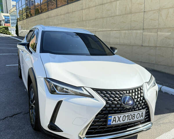 Білий Лексус UX, об'ємом двигуна 1.99 л та пробігом 86 тис. км за 28500 $, фото 1 на Automoto.ua