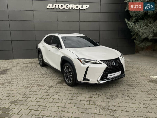 Белый Лексус UX, объемом двигателя 1.99 л и пробегом 70 тыс. км за 31000 $, фото 1 на Automoto.ua