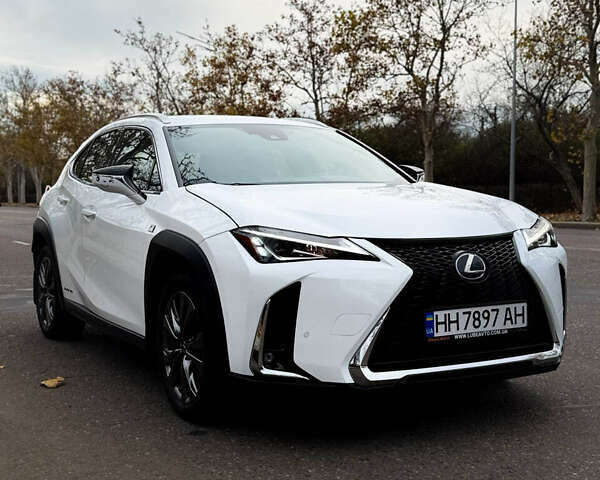 Белый Лексус UX, объемом двигателя 2 л и пробегом 56 тыс. км за 32000 $, фото 1 на Automoto.ua