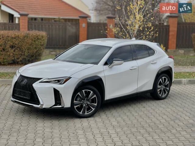 Белый Лексус UX, объемом двигателя 2 л и пробегом 72 тыс. км за 27900 $, фото 1 на Automoto.ua
