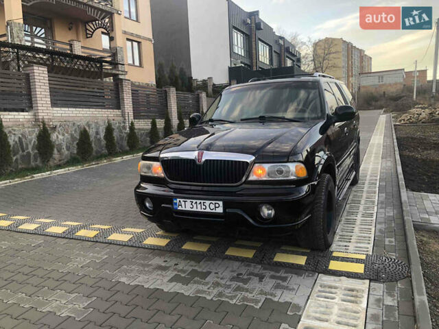 Черный Линкольн Навигатор, объемом двигателя 5.4 л и пробегом 180 тыс. км за 10500 $, фото 1 на Automoto.ua