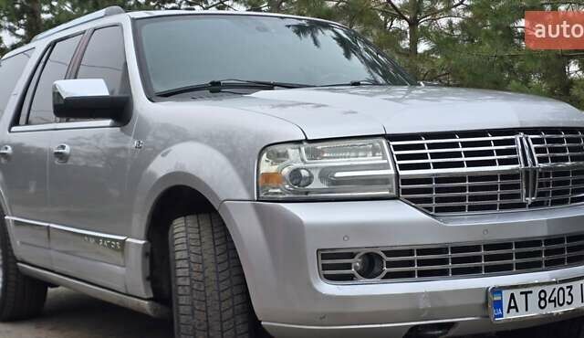 Сірий Лінкольн Navigator, об'ємом двигуна 5.4 л та пробігом 192 тис. км за 19800 $, фото 1 на Automoto.ua