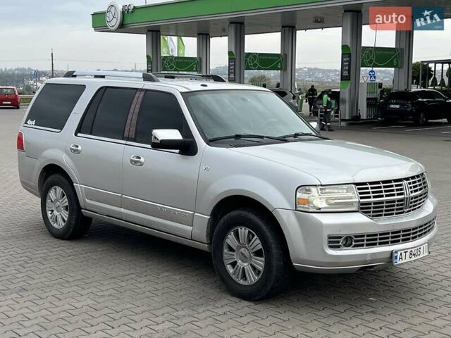 Сірий Лінкольн Navigator, об'ємом двигуна 5.41 л та пробігом 308 тис. км за 18500 $, фото 1 на Automoto.ua
