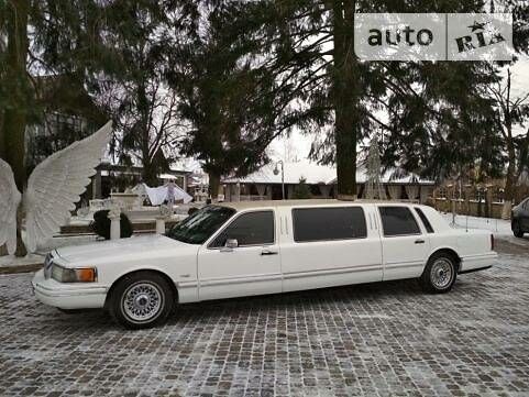 Білий Лінкольн Town Car, об'ємом двигуна 4.6 л та пробігом 400 тис. км за 3000 $, фото 1 на Automoto.ua