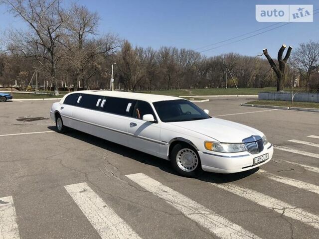 Білий Лінкольн Town Car, об'ємом двигуна 4.6 л та пробігом 200 тис. км за 8000 $, фото 1 на Automoto.ua