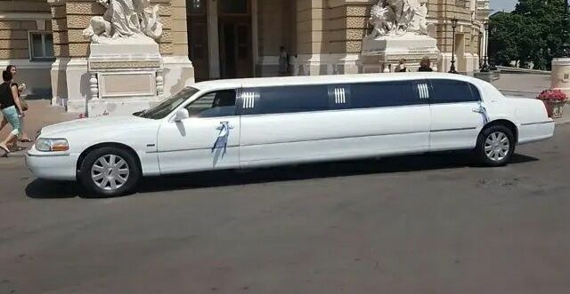 Белый Линкольн Таун Кар, объемом двигателя 4.6 л и пробегом 150 тыс. км за 10000 $, фото 1 на Automoto.ua