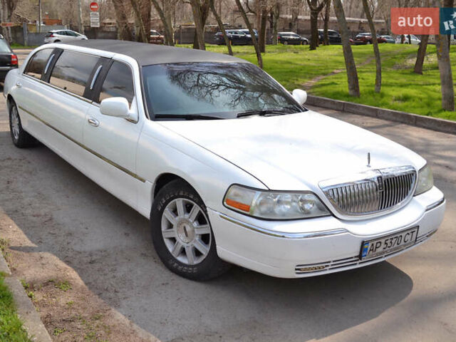 Белый Линкольн Таун Кар, объемом двигателя 4.6 л и пробегом 340 тыс. км за 9999 $, фото 1 на Automoto.ua