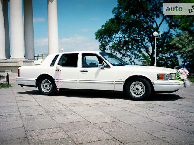 Білий Лінкольн Town Car, об'ємом двигуна 4.6 л та пробігом 283 тис. км за 3750 $, фото 1 на Automoto.ua
