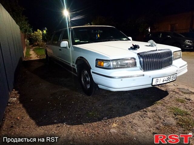 Білий Лінкольн Town Car, об'ємом двигуна 4.6 л та пробігом 400 тис. км за 11800 $, фото 1 на Automoto.ua