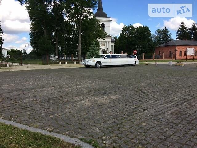 Білий Лінкольн Town Car, об'ємом двигуна 4.6 л та пробігом 150 тис. км за 12000 $, фото 1 на Automoto.ua