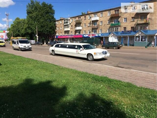 Білий Лінкольн Town Car, об'ємом двигуна 4.6 л та пробігом 200 тис. км за 12000 $, фото 1 на Automoto.ua