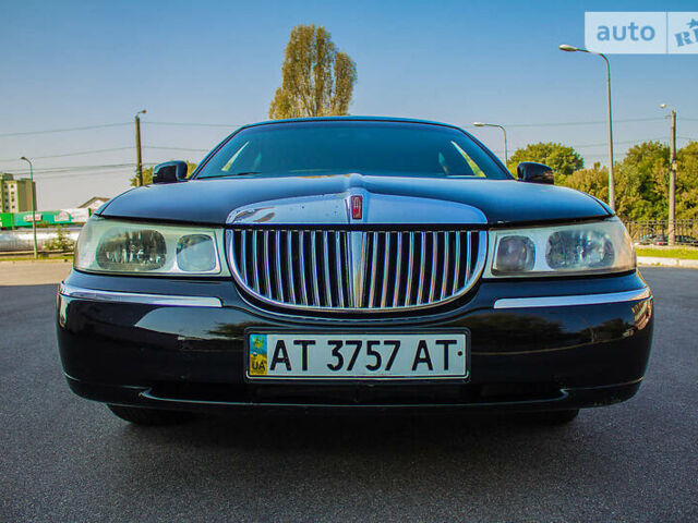 Чорний Лінкольн Town Car, об'ємом двигуна 4.6 л та пробігом 230 тис. км за 7000 $, фото 1 на Automoto.ua