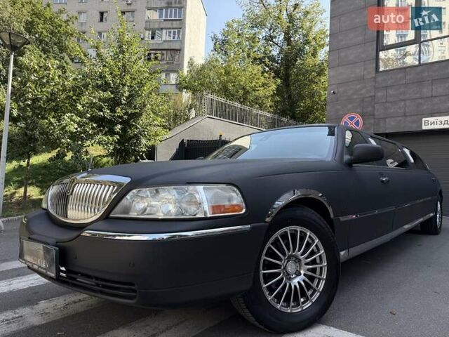 Черный Линкольн Таун Кар, объемом двигателя 4.6 л и пробегом 250 тыс. км за 19900 $, фото 1 на Automoto.ua
