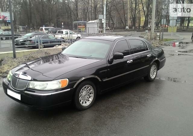 Чорний Лінкольн Town Car, об'ємом двигуна 4.6 л та пробігом 207 тис. км за 8000 $, фото 1 на Automoto.ua