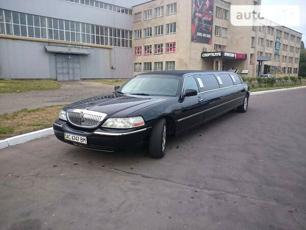 Чорний Лінкольн Town Car, об'ємом двигуна 4.6 л та пробігом 99 тис. км за 13999 $, фото 1 на Automoto.ua