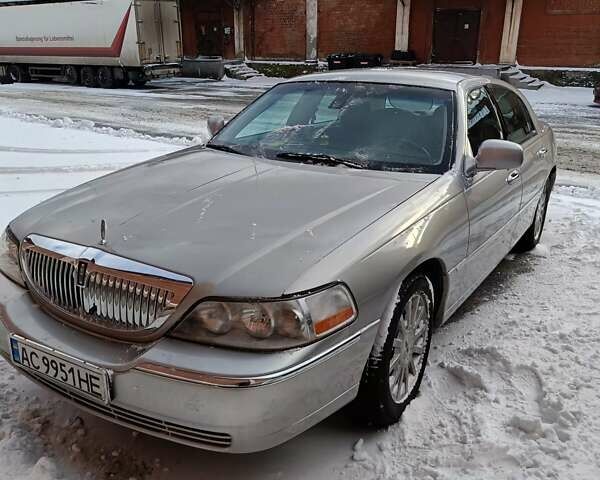 Серый Линкольн Таун Кар, объемом двигателя 4.6 л и пробегом 225 тыс. км за 9900 $, фото 1 на Automoto.ua