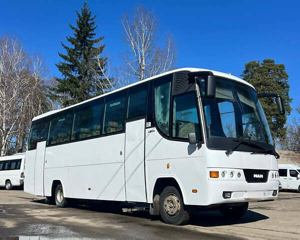 Белый МАН 10.220, объемом двигателя 6.87 л и пробегом 530 тыс. км за 13000 $, фото 1 на Automoto.ua