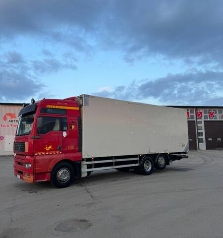 Красный МАН ТГА, объемом двигателя 11.97 л и пробегом 990 тыс. км за 17000 $, фото 1 на Automoto.ua