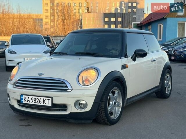 Белый Мини Купер, объемом двигателя 1.6 л и пробегом 236 тыс. км за 5550 $, фото 1 на Automoto.ua