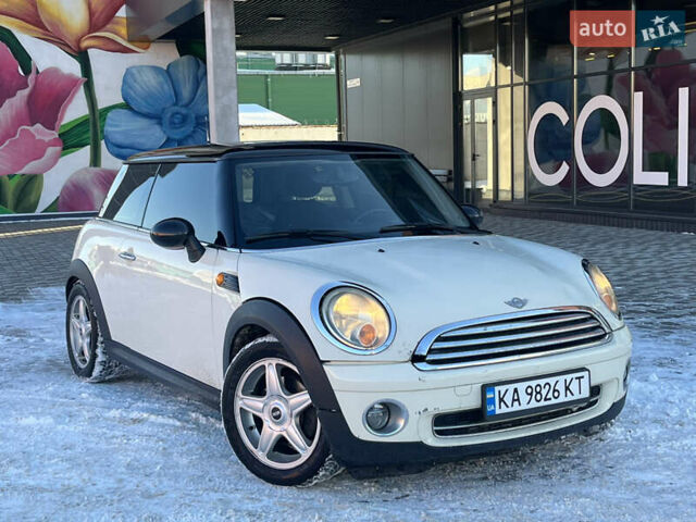 Белый Мини Купер, объемом двигателя 1.6 л и пробегом 236 тыс. км за 5550 $, фото 1 на Automoto.ua