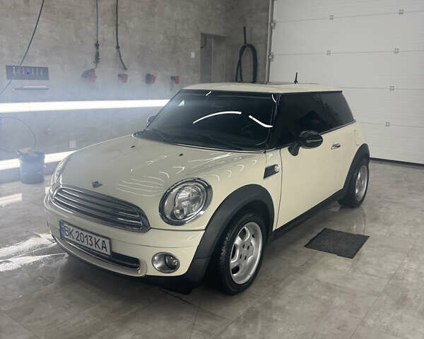 Білий Міні Cooper, об'ємом двигуна 1.4 л та пробігом 229 тис. км за 6500 $, фото 1 на Automoto.ua