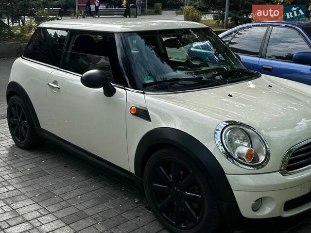 Белый Мини Купер, объемом двигателя 1.4 л и пробегом 203 тыс. км за 6000 $, фото 1 на Automoto.ua