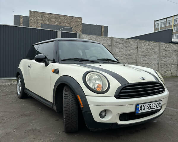 Белый Мини Купер, объемом двигателя 1.6 л и пробегом 152 тыс. км за 8200 $, фото 1 на Automoto.ua
