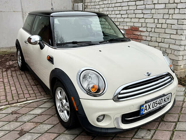 Белый Мини Купер, объемом двигателя 1.6 л и пробегом 207 тыс. км за 7500 $, фото 1 на Automoto.ua