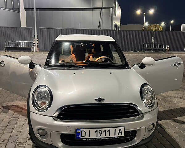 Белый Мини Купер, объемом двигателя 1.6 л и пробегом 266 тыс. км за 9900 $, фото 1 на Automoto.ua