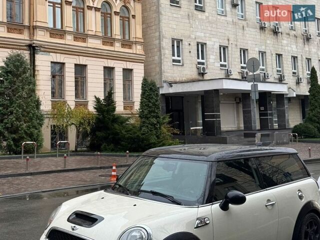 Белый Мини Купер, объемом двигателя 1.6 л и пробегом 165 тыс. км за 10000 $, фото 1 на Automoto.ua