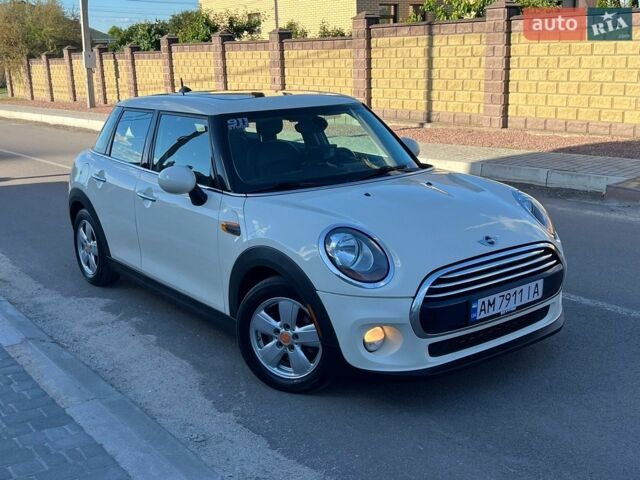 Білий Міні Cooper, об'ємом двигуна 1.5 л та пробігом 204 тис. км за 10850 $, фото 1 на Automoto.ua