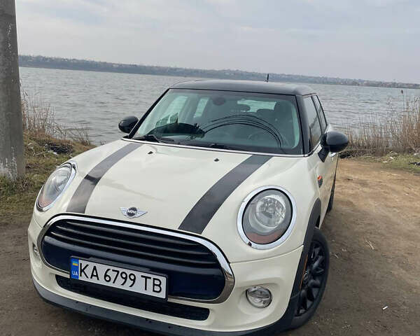 Белый Мини Купер, объемом двигателя 1.5 л и пробегом 82 тыс. км за 14000 $, фото 1 на Automoto.ua