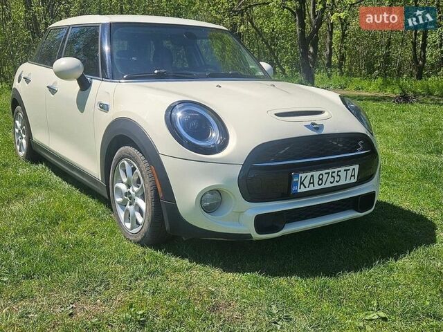 Белый Мини Купер, объемом двигателя 2 л и пробегом 225 тыс. км за 12999 $, фото 1 на Automoto.ua