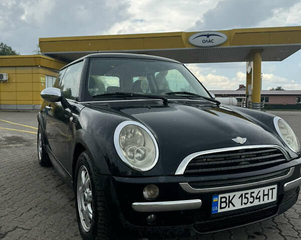 Черный Мини Купер, объемом двигателя 1.36 л и пробегом 272 тыс. км за 4550 $, фото 1 на Automoto.ua