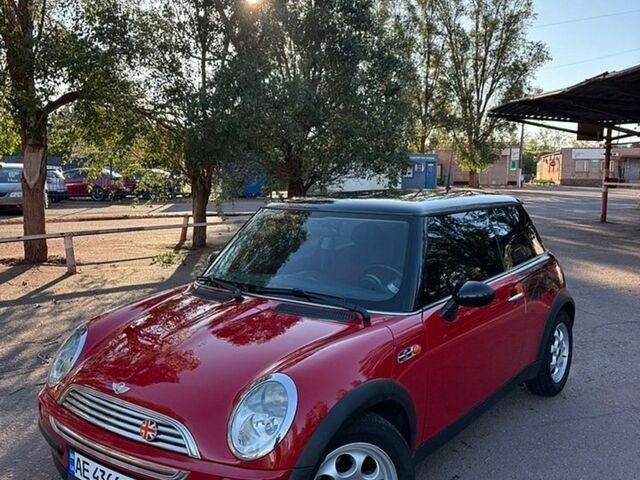 Червоний Міні Cooper, об'ємом двигуна 1.6 л та пробігом 199 тис. км за 4999 $, фото 1 на Automoto.ua