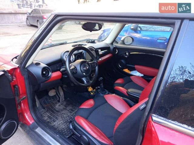 Красный Мини Купер, объемом двигателя 1.6 л и пробегом 159 тыс. км за 7500 $, фото 1 на Automoto.ua