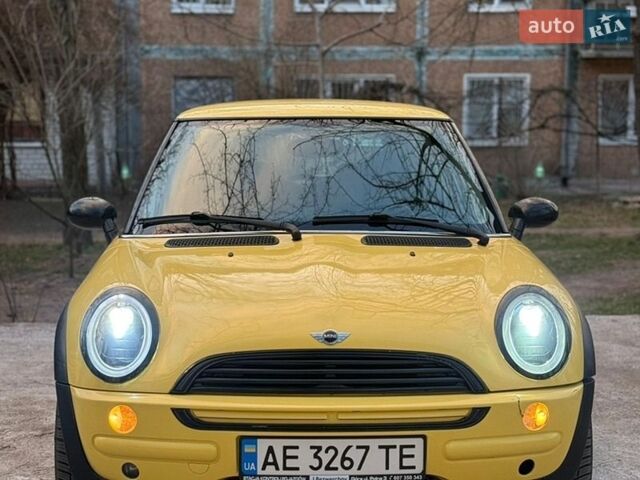 Желтый Мини Купер, объемом двигателя 1.6 л и пробегом 236 тыс. км за 5200 $, фото 1 на Automoto.ua