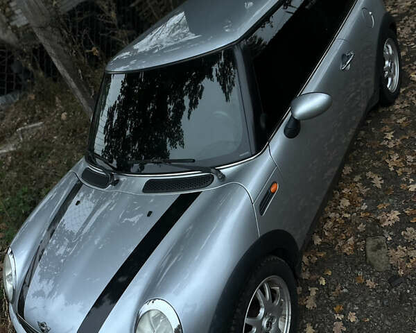 Серый Мини Купер, объемом двигателя 1.6 л и пробегом 228 тыс. км за 4100 $, фото 1 на Automoto.ua