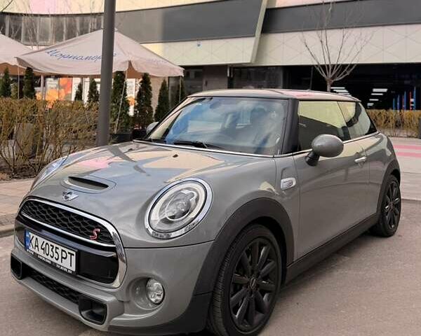 Серый Мини Купер, объемом двигателя 2 л и пробегом 77 тыс. км за 17400 $, фото 1 на Automoto.ua