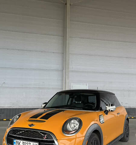 Помаранчевий Міні Cooper, об'ємом двигуна 2 л та пробігом 168 тис. км за 9800 $, фото 1 на Automoto.ua