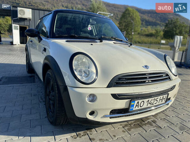 Белый Мини Hatch, объемом двигателя 1.6 л и пробегом 169 тыс. км за 4500 $, фото 1 на Automoto.ua